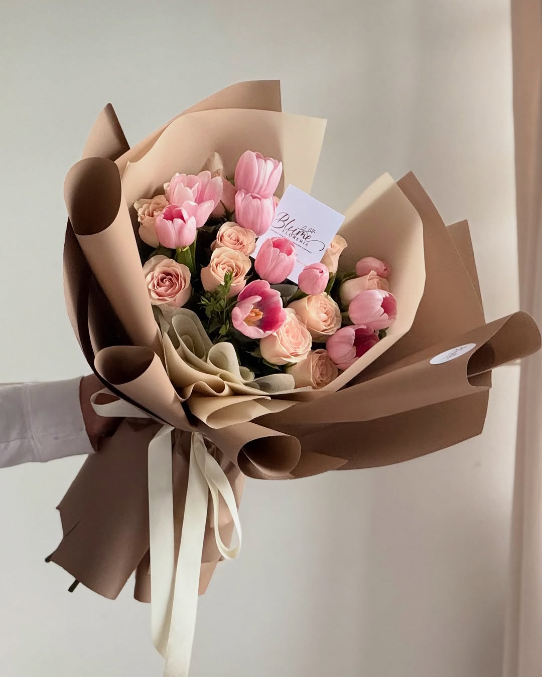 Ramo de tulipanes envuelto en papel