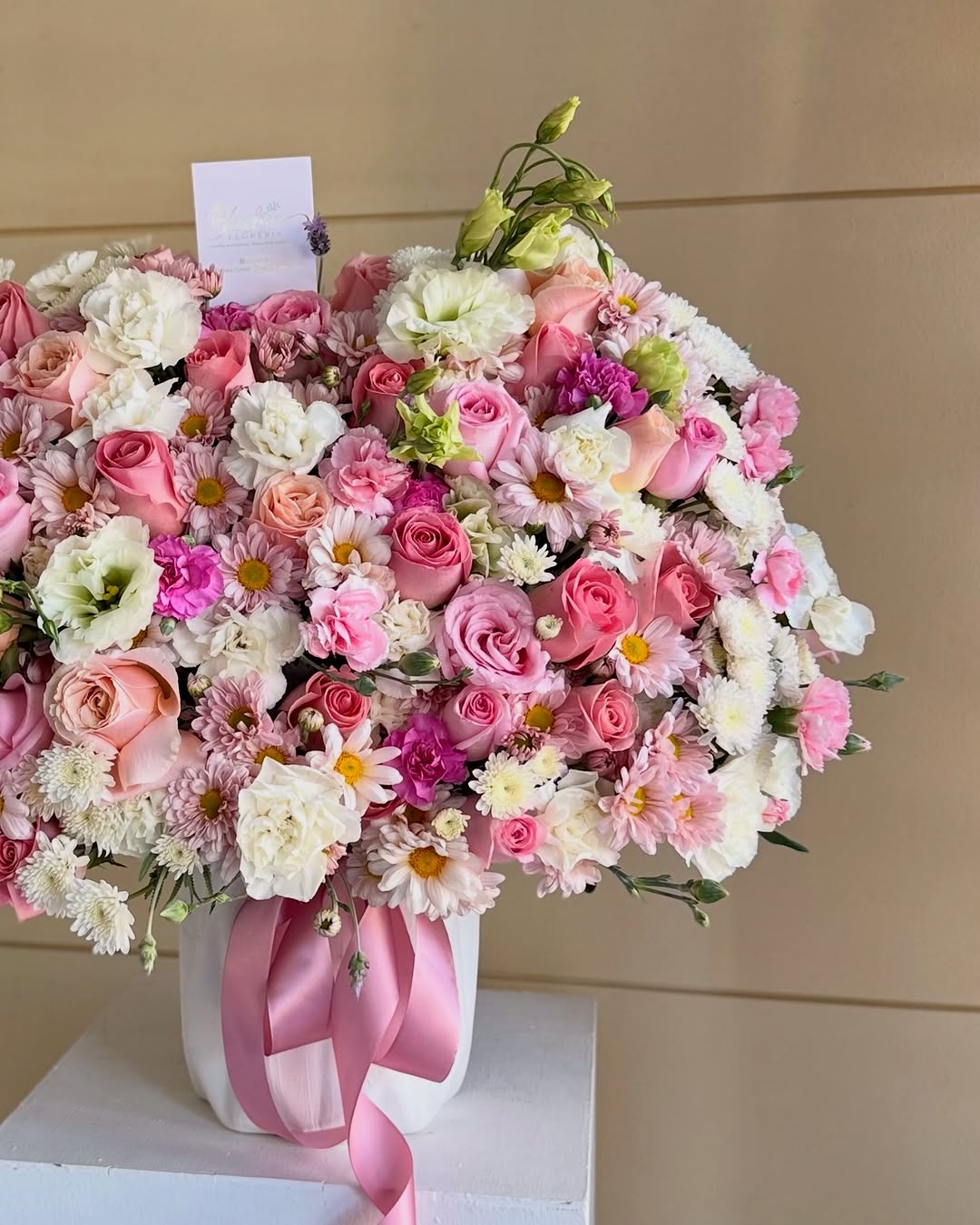Arreglo del atelier con rosas y lisianthus